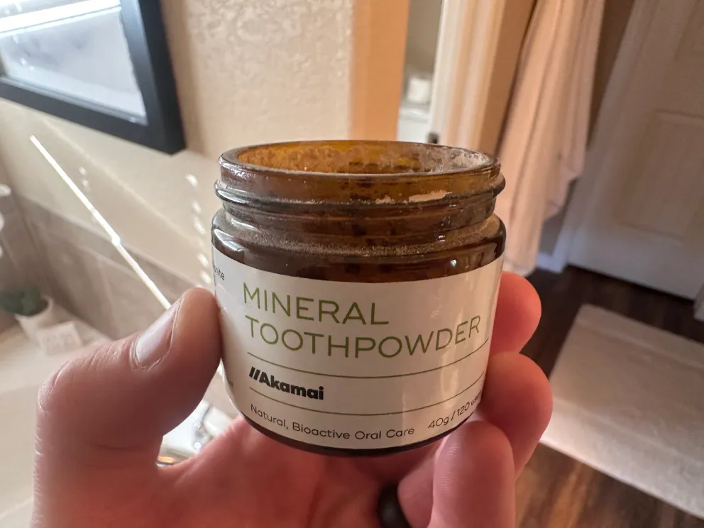 Akamai Basics mineral toothpowder jar